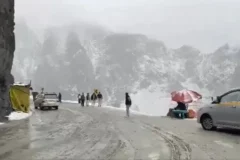 जम्मू-कश्मीर में ताजा बर्फबारी, बर्फ की सफेद चादर में लिपटे पहाड़