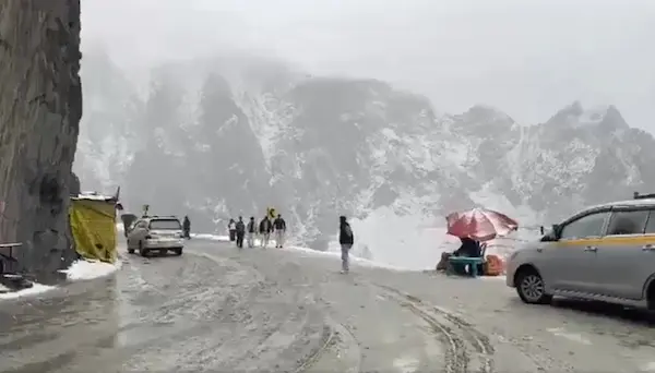 जम्मू-कश्मीर में ताजा बर्फबारी, बर्फ की सफेद चादर में लिपटे पहाड़