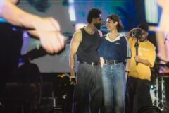 फिर चर्चा में Parmish Verma, Live Concert में Girlfriend को स्टेज पर बुलाकर लगाया गले, Watch Video