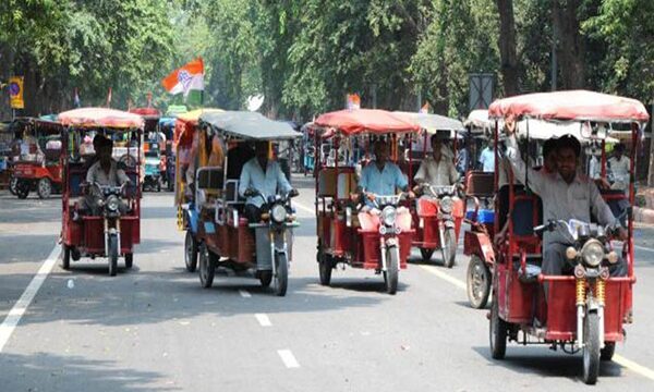 दिल्ली वालों के लिए जरूरी खबर! ई-रिक्शा में अब 4 से ज्यादा सवारियां नहीं बैठा सकेंगे, नए नियमों की तैयारी