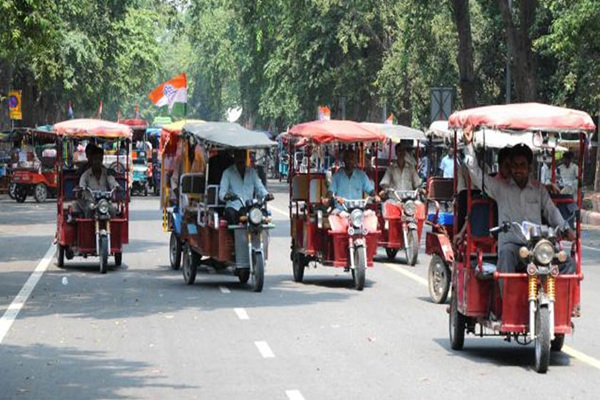 दिल्ली वालों के लिए जरूरी खबर! ई-रिक्शा में अब 4 से ज्यादा सवारियां नहीं बैठा सकेंगे, नए नियमों की तैयारी