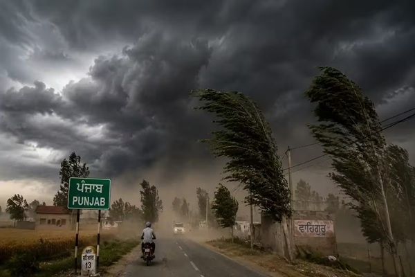 Punjab Weather: सुबह-सुबह छाया अंधेरा, तेज हवाओं के साथ झमाझम बारिश, ठंड की आहट